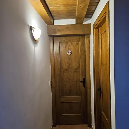 El Nido, Casas del Castañar