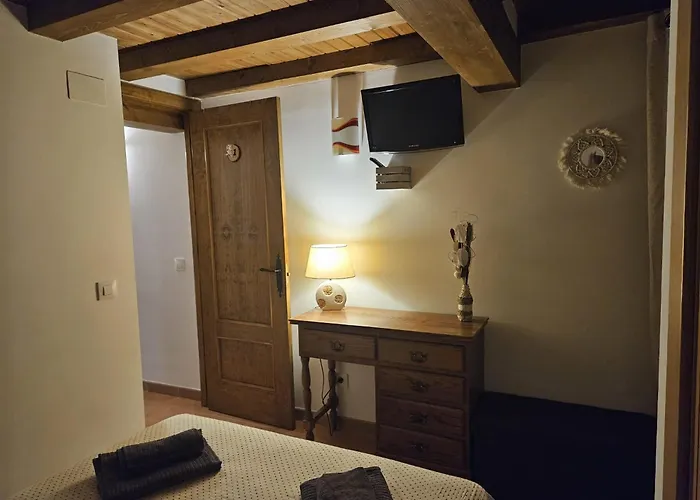 El Nido, * Casas del Castanar